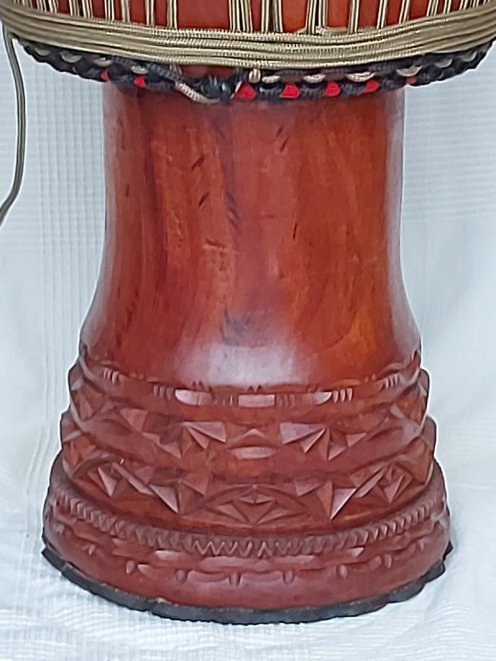 Djembé de Guinée en diala (acajou) - Djembe haut de gamme
