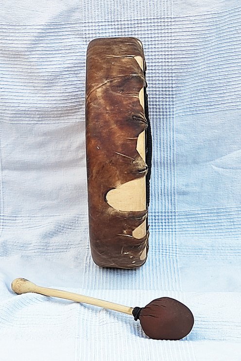 Tambour rituel chamanique (tambour de chamane) avec peau de cerf