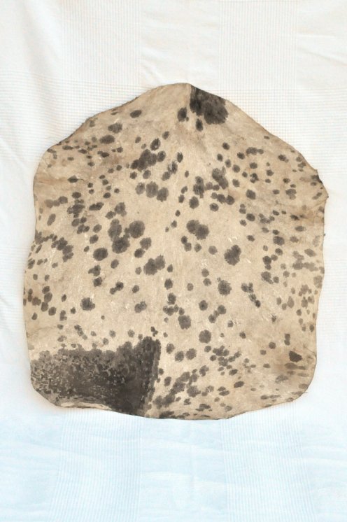 Peau de chèvre du Sahel blanche tachetée fine - Peau pour tambour djembé
