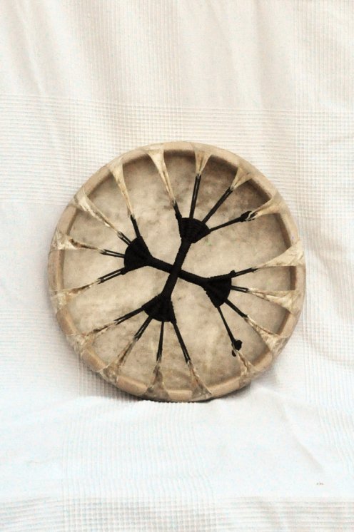Tambour rituel chamanique (tambour de chamane) avec peau de vache