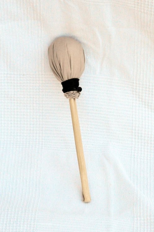 Tambour rituel chamanique (tambour de chamane) avec peau de vache