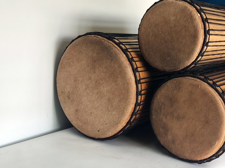 Ensemble de tambours basses dunun - Set de doundouns de Guinée