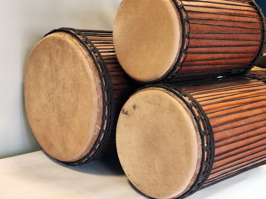 Ensemble de tambours basses dunun - Set de doundouns de Guinée