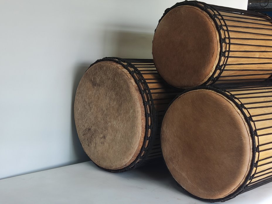 Ensemble de tambours basses dunun - Set de doundouns de Guinée