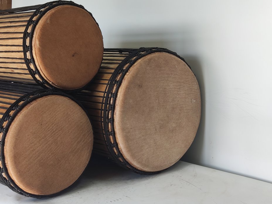 Ensemble de tambours basses dunun - Set de doundouns de Guinée