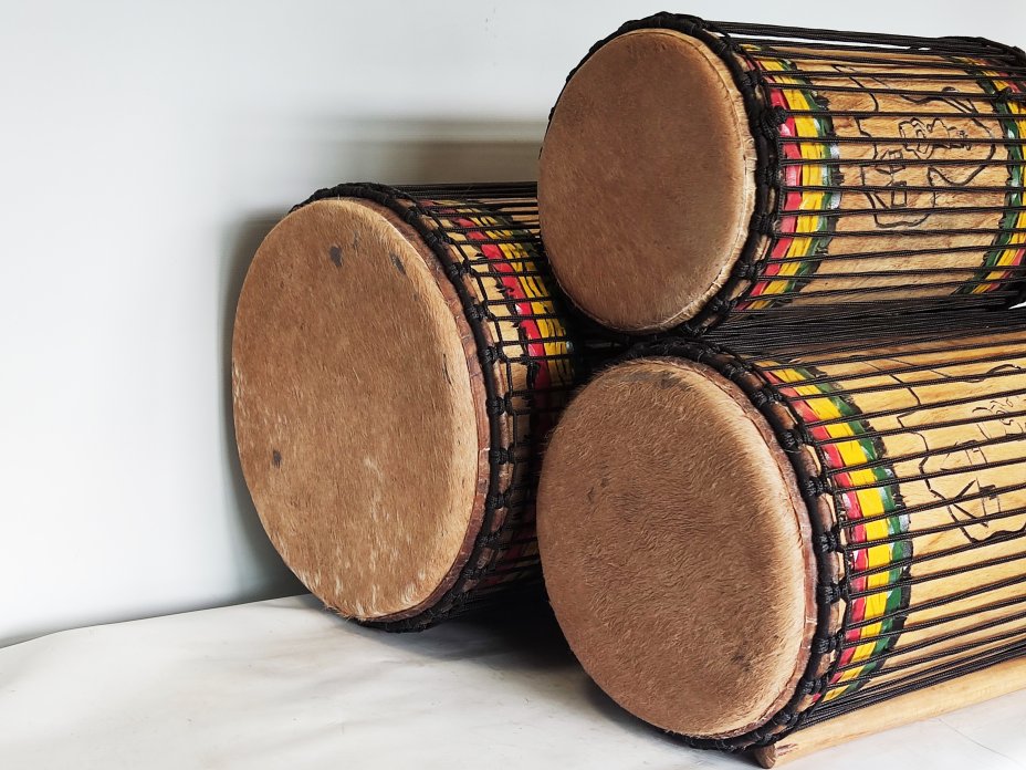 Ensemble de tambours basses dunun - Set de doundouns de Guinée