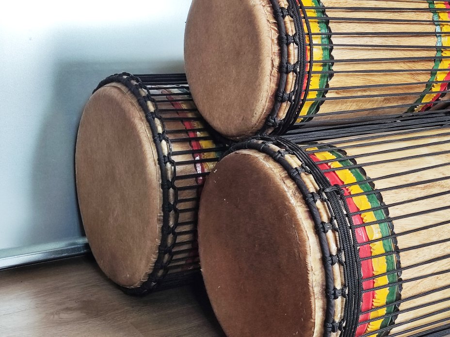 Ensemble de tambours basses dunun - Set de doundouns de Guinée