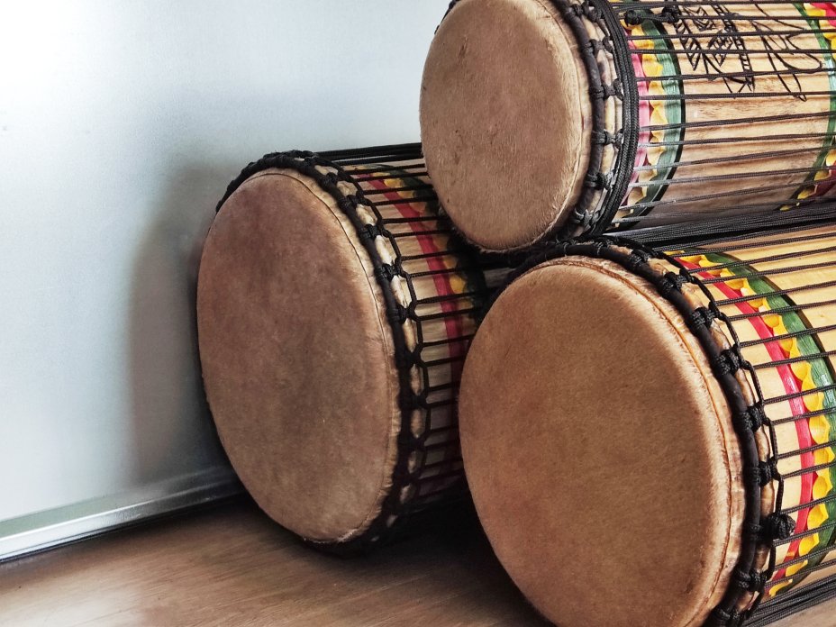 Ensemble de tambours basses dunun - Set de doundouns de Guinée