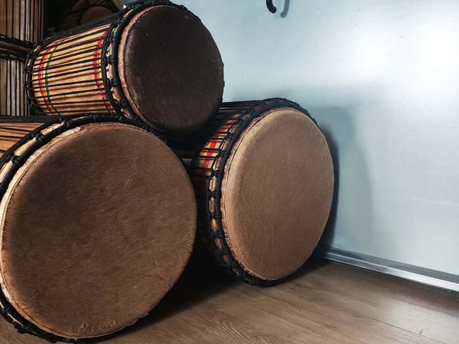 Ensemble de tambours basses dunun - Set de doundouns de Guinée