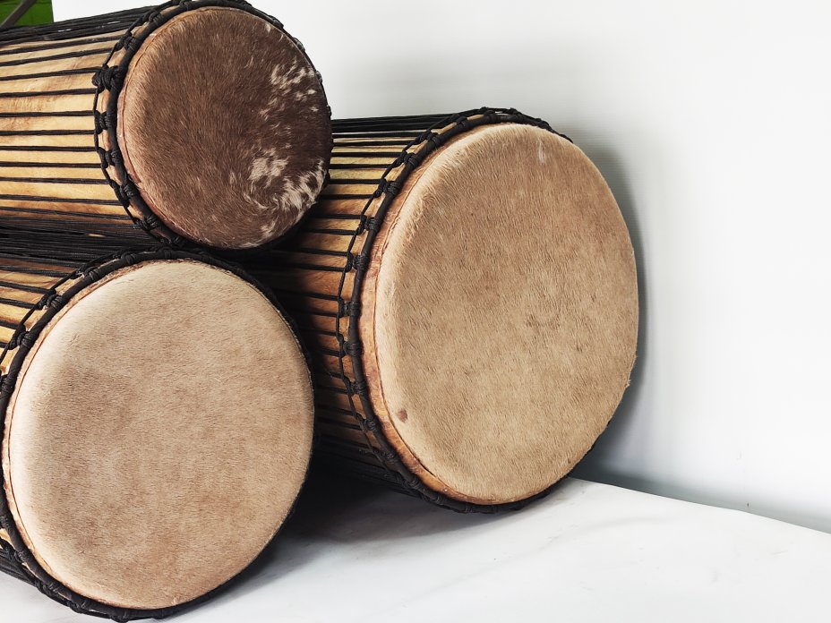 Ensemble de tambours basses dunun - Set de doundouns de Guinée