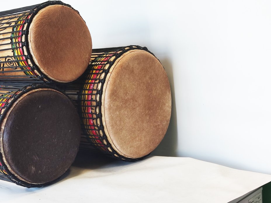 Ensemble de tambours basses dunun - Set de doundouns de Guinée