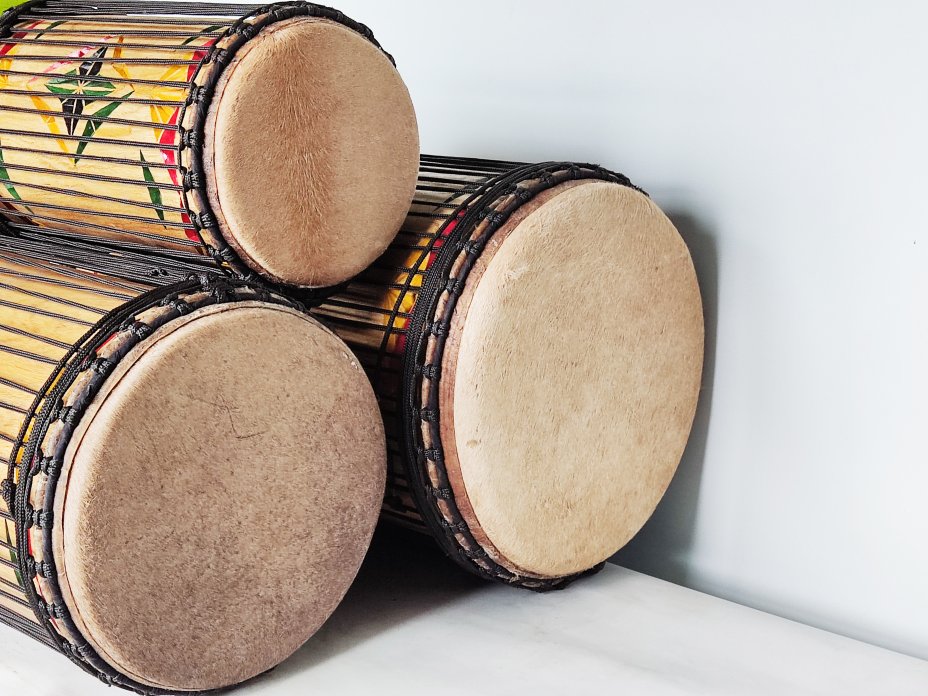 Ensemble de tambours basses dunun - Set de doundouns de Guinée